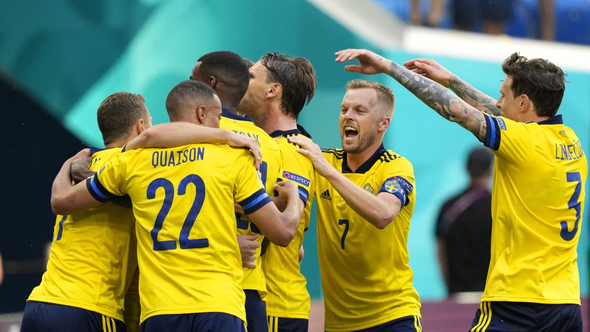 piłkarze reprezentacji Szwecji cieszą się z gola