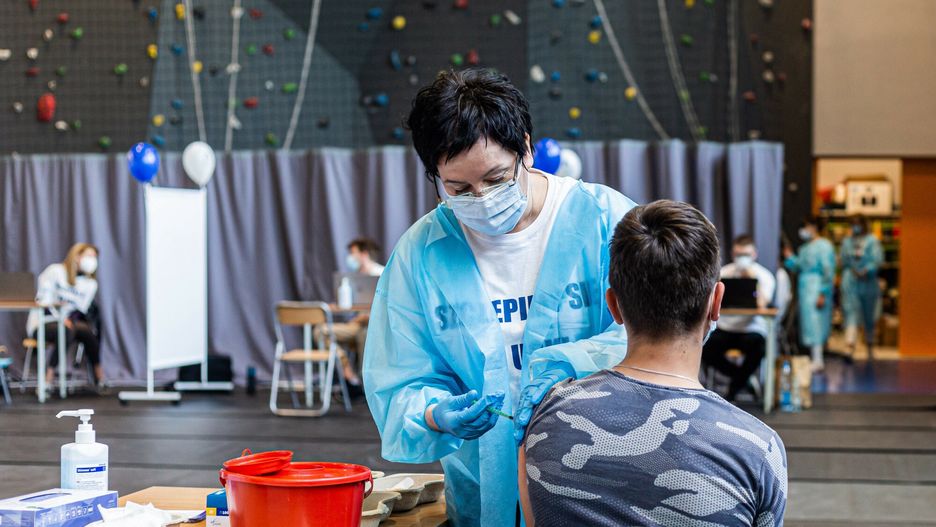 Szczepienia przeciwko COVID-19. W dwóch województwach zaszczepiono I dawką już połowę ludności. Na fof. Szczepienia we Wrocławiu