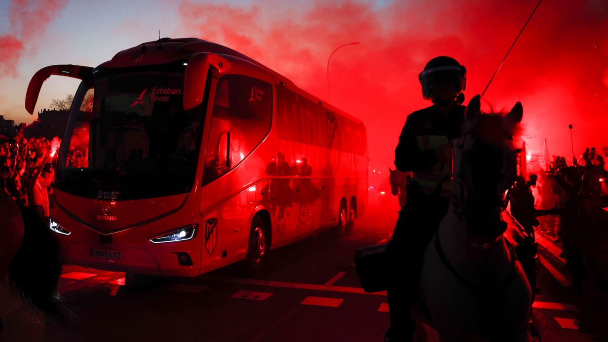 Zdjęcie okładkowe artykułu: PAP/EPA / Sergio Perez / Autokar Atletico Madryt w drodze na stadion