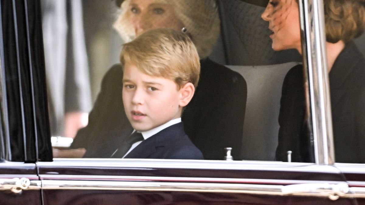 Książę George przyjechał na pogrzeb wraz z matką, księżną Kate