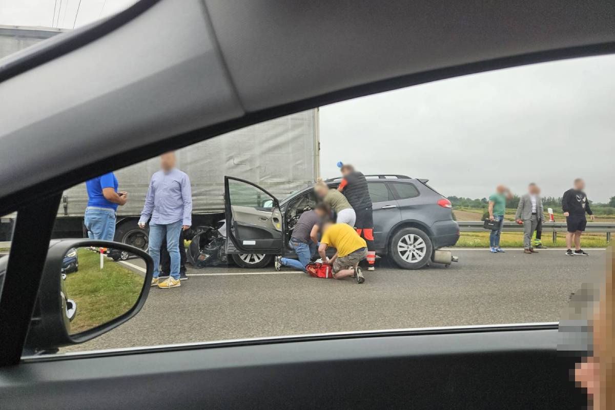 Subaru wbiło się w tył samochodu ciężarowego na wjeździe do Lublina