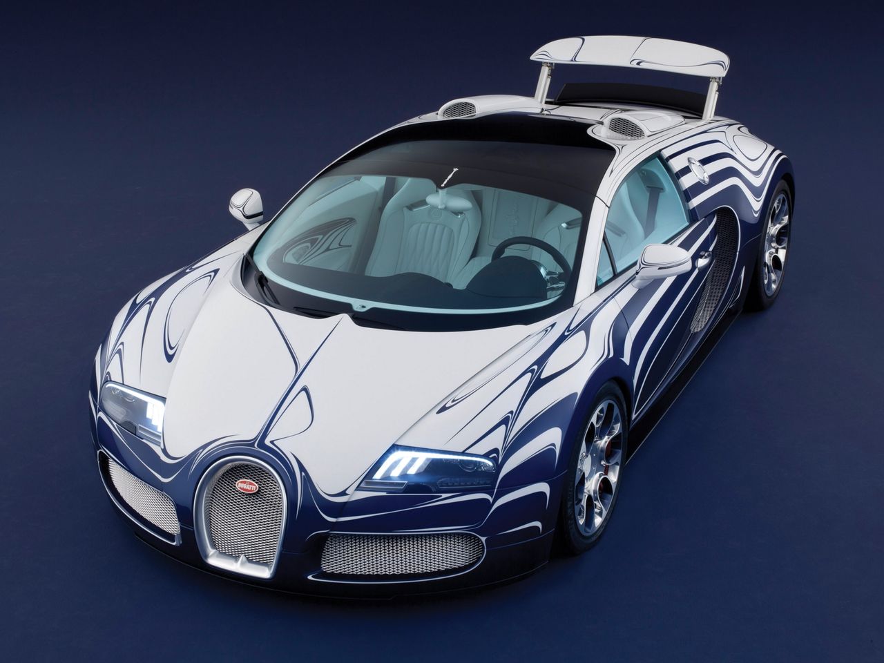 W 2011 roku Bugatti przy współpracy z Königliche Porzellan-Manufaktur stworzyło jeden z najbardziej niesamowitych egzemplarzy Veyrona. L'Or Blanc został pokryty niezwykłym biało-niebieskim lakierem z misternym wzorem. Owocem współpracy z Königliche Porzellan-Manufaktur były dodatki z porcelany. Ten nietypowy jak na motoryzację dodatek można znaleźć na pokrywie wlewu paliwa i na centralnym panelu między fotelami.