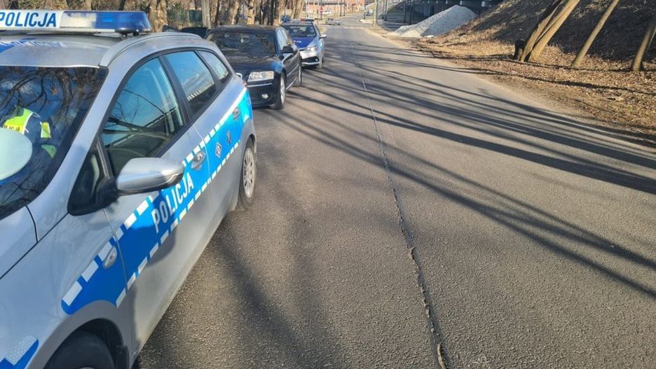 Śląskie. Podczas trwającej około 3 km ucieczki pijany kierowca w Ciścu złamał szereg przepisów ruchu drogowego.