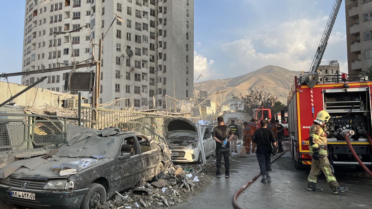 Fire fighters work outside a building that was hit by Israeli air strikes north of Tehran, Iran, 13 June 2025. Israel confirms it has launched strikes on Iran's 'nuclear program' as blasts are heard across the country. The strikes are part of Operation Rising Lion, Israel's Prime Minister Benjamin Netanyahu said, adding Iran was a threat to "Israel's very survival". EPA/ABEDIN TAHERKENAREH Dostawca: PAP/EPA.