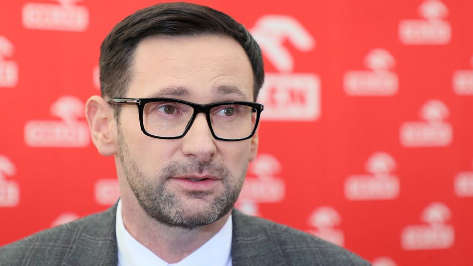 Orlen rozwija sieci punkt�w przesy?ek ORLEN PaczkaFot. Piotr Molecki/East News, Warszawa, 27.09.2021. Stacja Orlen przy al. Solidarnosci. Konferencja prasowa dotyczaca rozwoju sieci punktow przesylek ORLEN Paczka.
N/z: prezes PKN Orlen Daniel ObajtekPiotr Molecki
