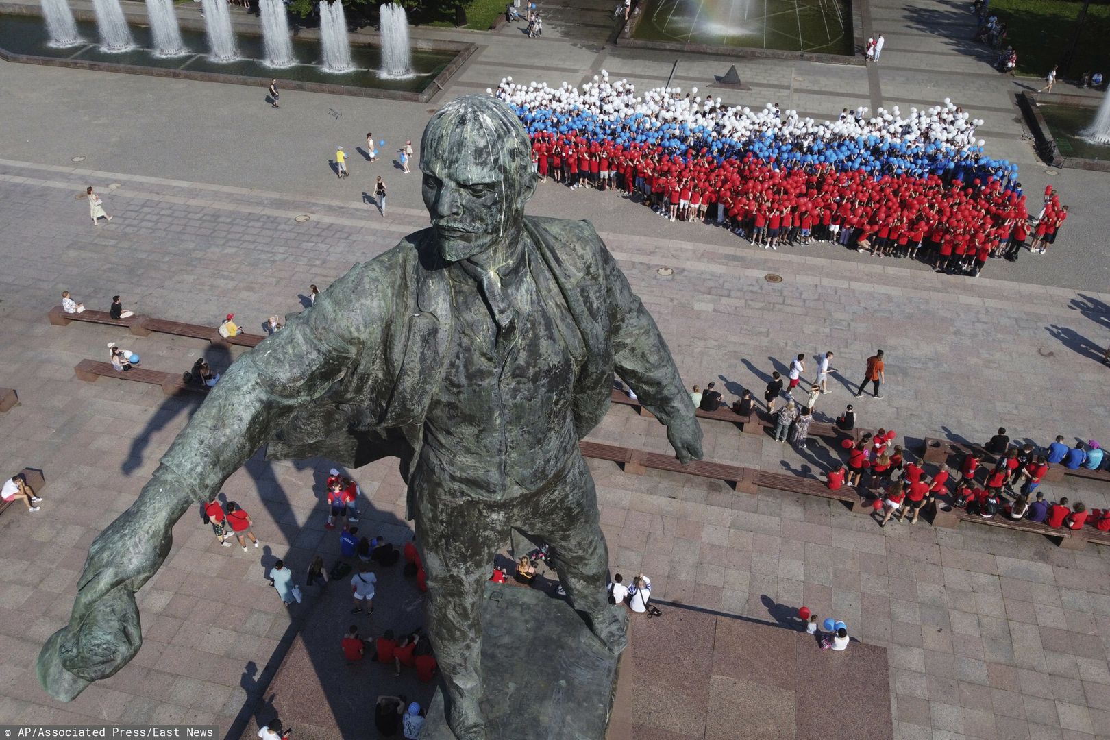 Członkowie prorządowych rosyjskich organizacji młodzieżowych ustawili się w kształt państwa rosyjskiego pod pomnikiem Lenina w ramach przygotowań do Dnia Flagi, który przypadał 22.08.2022 r. 