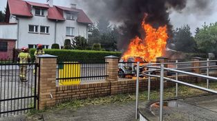 Bohaterska akcja w Lublinie. Policjant wyciągnął pijanego mężczyznę z płonącego samochodu