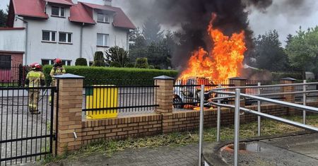 Bohaterska akcja w Lublinie. Policjant wyciągnął pijanego mężczyznę z płonącego samochodu