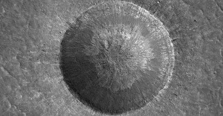 NASA odkrywa wyjątkowe zdarzenie na Księżycu. Liczba kraterów zmalała