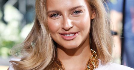 Karolina Pisarek w skąpym bikini. Ręka ukochanego na jej brzuchu wywołała plotki o ciąży