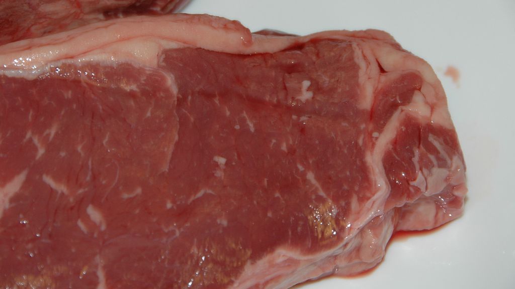 Surowe steki z polędwicy wołowej bez kości