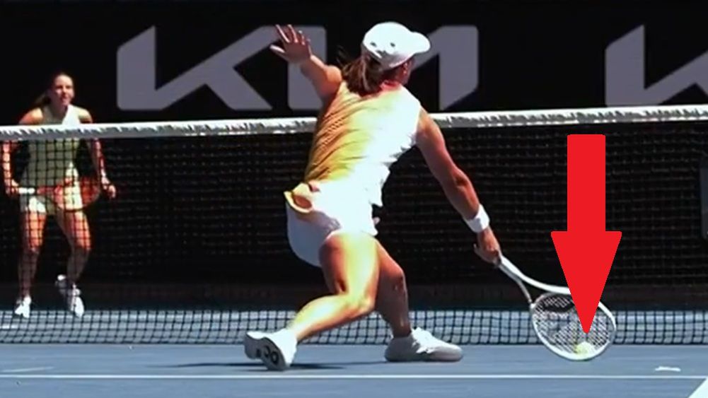 Twitter / Eurosport.es / Tuż przed zagraniem Świątek piłka dotknęła kortu