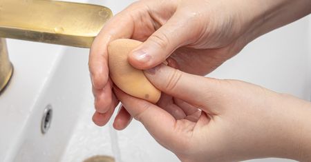 Jak często czyścić gąbeczkę do makijażu? Odpowiedź zaskoczy wiele osób