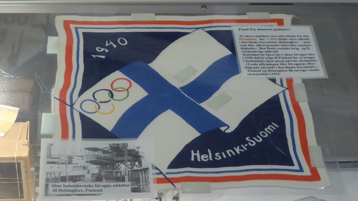 Rzadki materiał pamiątkowy z odwołanych Letnich Igrzysk Olimpijskich w Helsinkach w 1940 roku w Sporvejsmuseet Skjoldenæsholm w Danii. fot. Leif Jørgensen/CC BY-SA 4.0