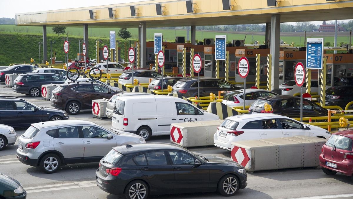 Niech kolejki na bramkach autostradowych nas nie dziwią. Mało jest krajów, gdzie samochodów jest tak dużo