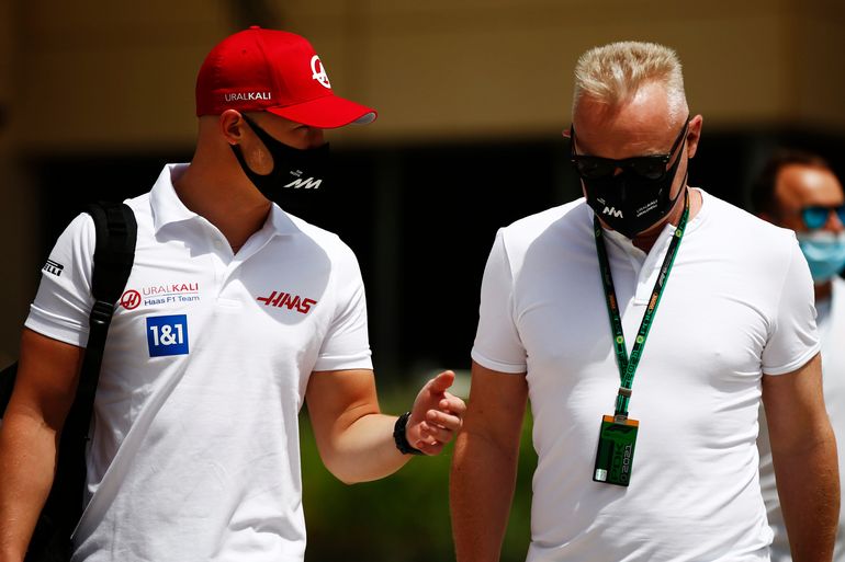 Dmitrij Mazepin (po prawej) wraz z synem mogą zniknąć z F1