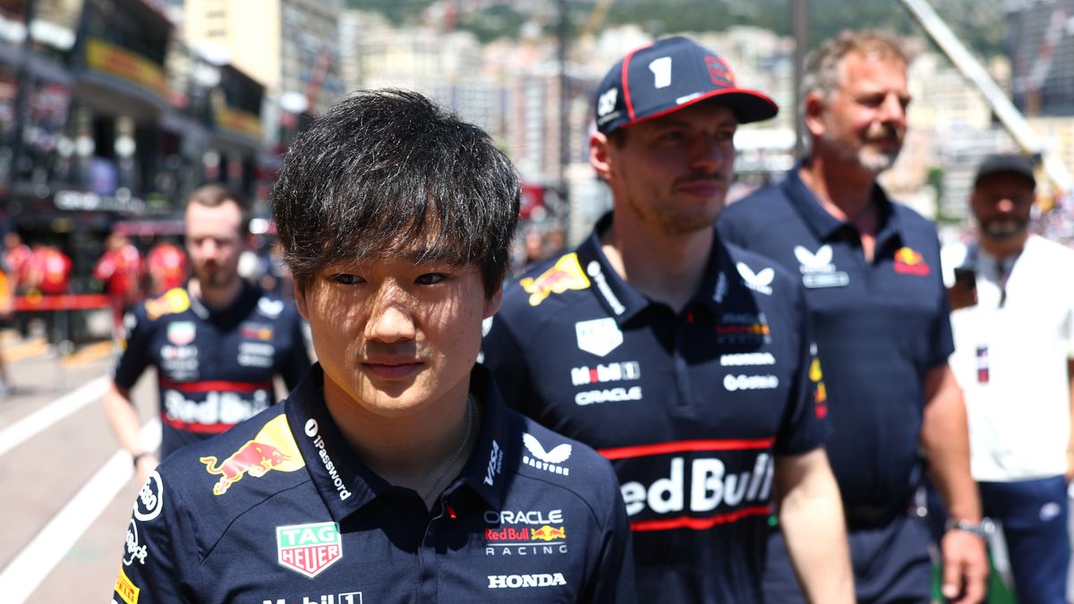 Materiały prasowe / Red Bull / Na zdjęciu: Yuki Tsunoda, w tle Max Verstappen