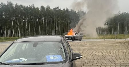 Auto stanęło w ogniu. Kontrola drogowa zamieniła się w akcję ratunkową