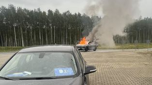 Auto stanęło w ogniu. Kontrola drogowa zamieniła się w akcję ratunkową
