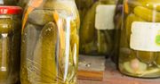 Sezon na przetwory w pełni. Tak szybko i bez szorowania pozbędziesz się kleju ze słoika