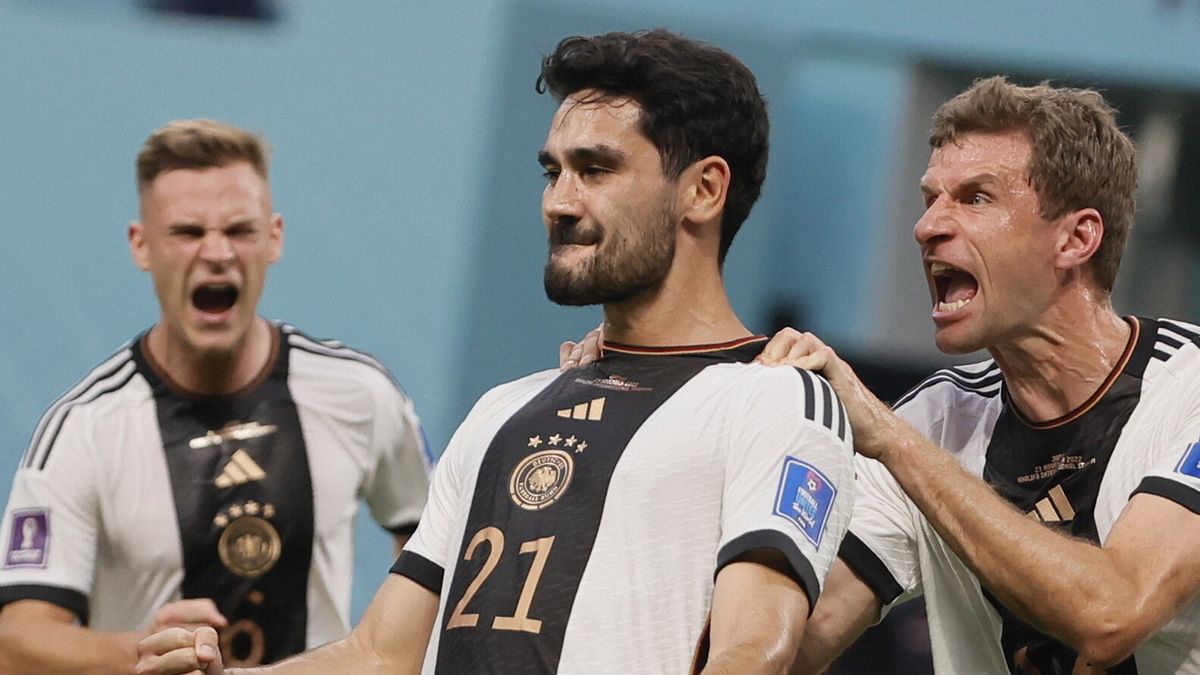 PAP/EPA / Na zdjęciu: Ilkay Gundogan (w środku)