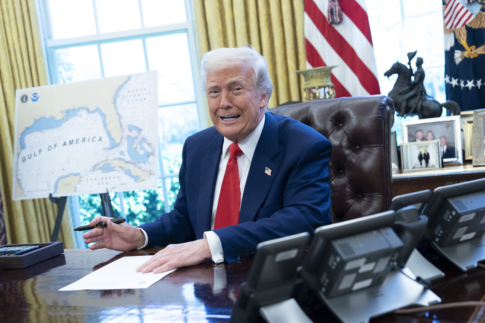 US President Donald Trump signs a series of Executive Orders in the Oval Office of the White House in Washington, DC, USA, 09 April 2025. EPA/CHRIS KLEPONIS /POOL Dostawca: PAP/EPA.