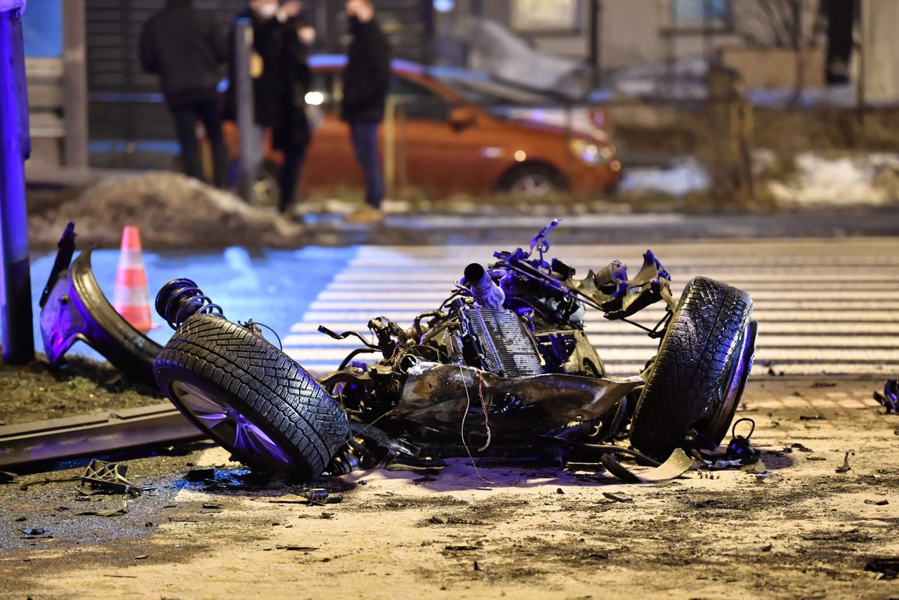 Łódź. Wypadek na al. Jana Pawła II. Zderzenie siedmiu aut, są ranni