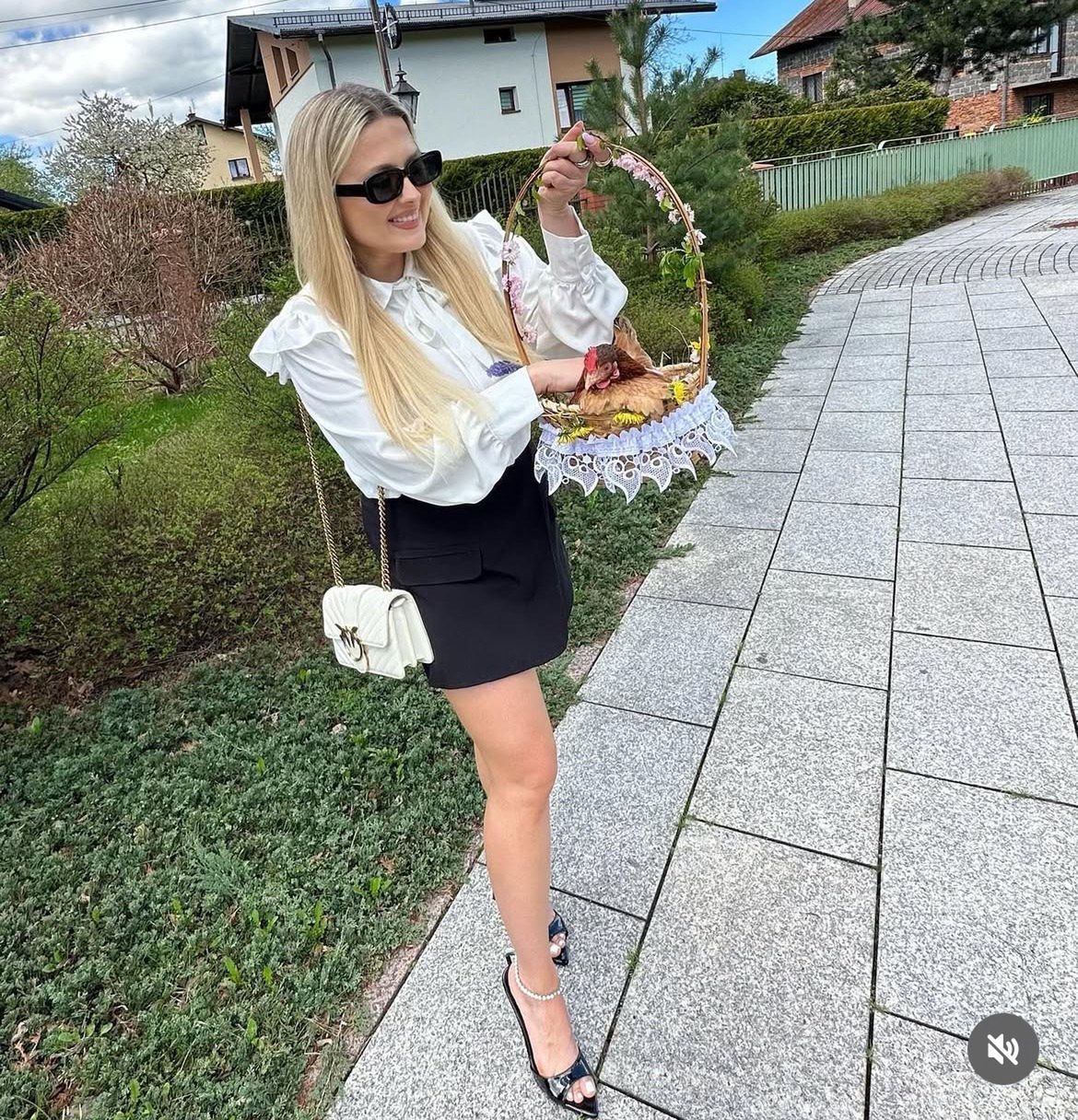 Gosia Andrzejewicz pomaszerowała do kościoła z kurą 