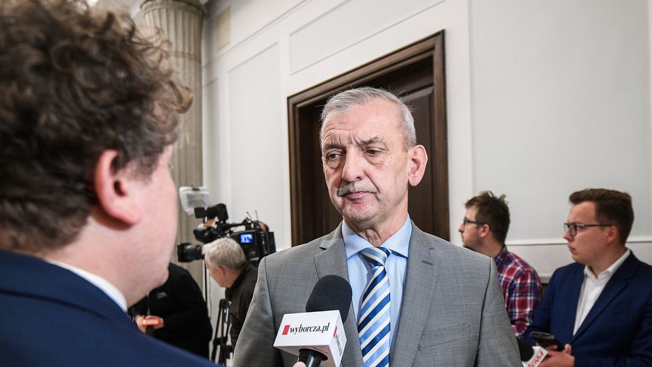 Warszawa, 25.01.2024. Prezes Związku Nauczycielstwa Polskiego Sławomir Broniarz podczas wypowiedzi dla mediów w Sejmie w Warszawie, 25 bm. Posłowie zajmą się m.in. dwoma obywatelskimi projektami ustaw: o Karcie Nauczyciela oraz o rencie socjalnej. (aldg) PAP/Marcin Obara