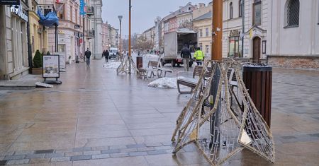 Lublin stroi się na święta. Trwa montaż świątecznej iluminacji