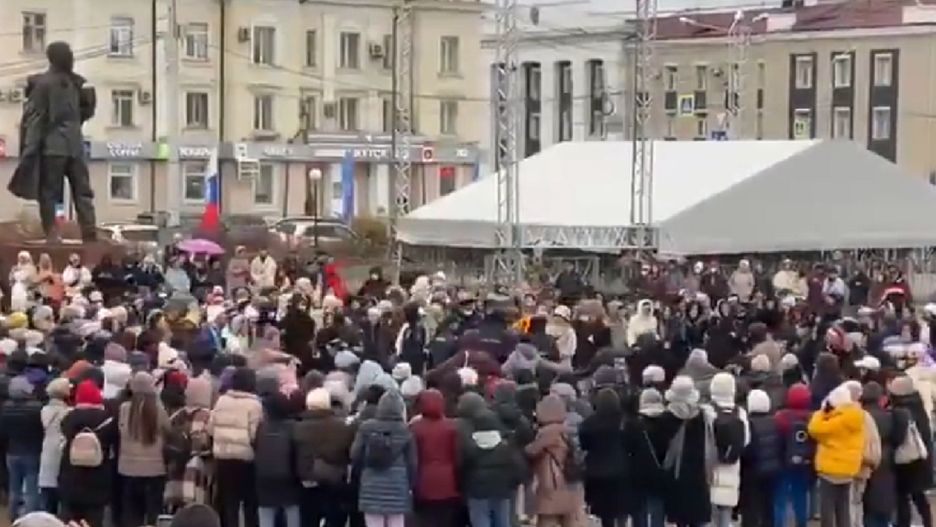 Wojna w Ukrainie. Tłumy na ulicach przeciwko Putinowi. Rośnie liczba zatrzymań [RELACJA NA ŻYWO]