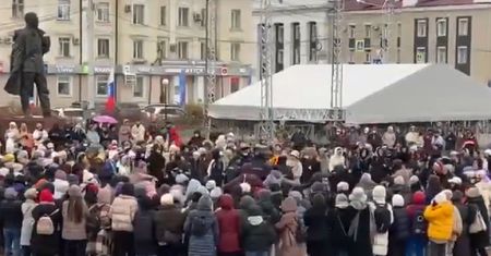 Wojna w Ukrainie. Tłumy na ulicach przeciwko Putinowi. Rośnie liczba zatrzymań [RELACJA NA ŻYWO]