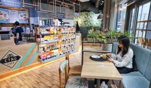 Kultowa sieć kawiarni zamyka lokale. Przegrywa walkę z Żabką?