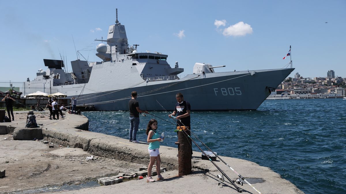 Holenderska fregata zmierza na Morze Śródziemne