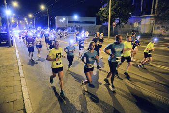 Poznań: Night Run Poznań. Biegacze opanowali miasto o nietypowej porze. Zobaczcie zdjęcia uczestników!