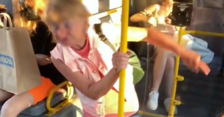 "Ksiądz da ci numer telefonu!". Pasażerka autobusu wpadła w szał