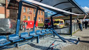 Bydgoszcz: Znamy przyczynę wypadku w centrum. Kierowca nie miał uprawnień do prowadzenia auta