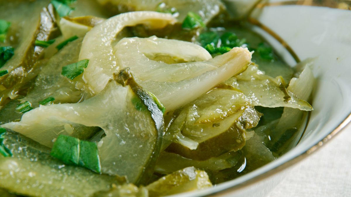 Ta surówka z kiszonych ogórków jest prosta, pyszna i zaskakująca