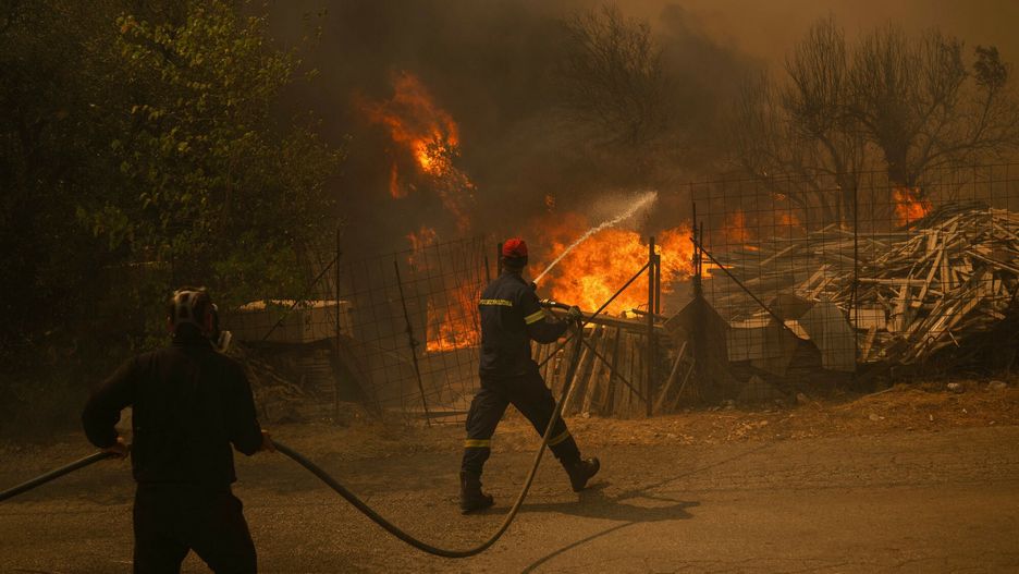Po?ary w Grecji
Greek firefighters try to extinguish a wildfire near Penteli, on August 12, 2024. Greece's civil protection authorities ordered the evacuation of several towns in the north-eastern suburbs of Athens, threatened by a violent fire that started the day before and is spreading. European Union said that four countries -- Italy, France, the Czech Republic and Romania -- would send assistance at the request of Greece which is combating a massive wildfire burning through Athens suburbs. (Photo by Angelos TZORTZINIS / AFP)
ANGELOS TZORTZINIS