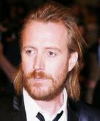 Rhys Ifans nieprawdziwym czarnym charakterem