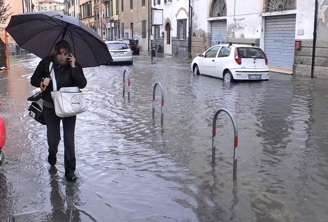 Włochy: Powodzie w Toskanii, alarm pogodowy w Ligurii i w Rzymie