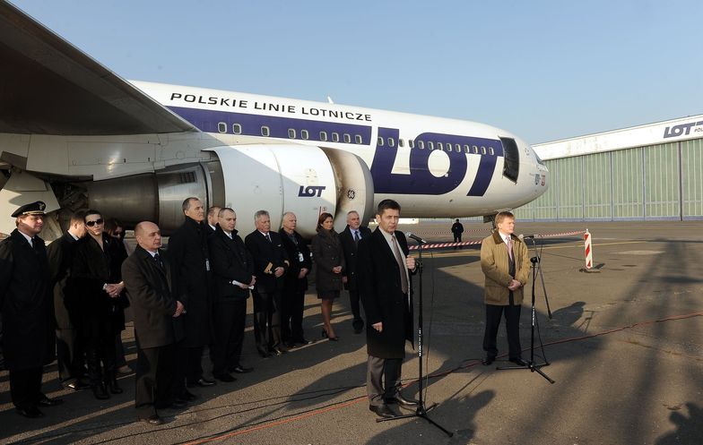 08.11.2011, Warszawa. Prezes LOT Marcin Piróg podczas konferencji prasowej. NIK "negatywnie" ocenił ten okres zarządzania spółką.
