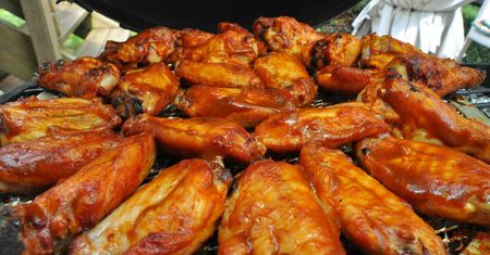 Skrzydełko z kurczaka w sosie BBQ (samo mięso) pieczone na rożnie