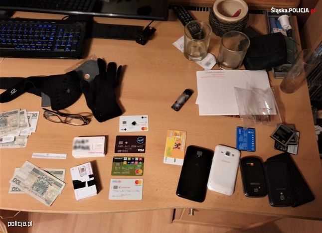 Policja zabezpieczyła między innymi karty SIM i elektronikę, fot. policja.pl.