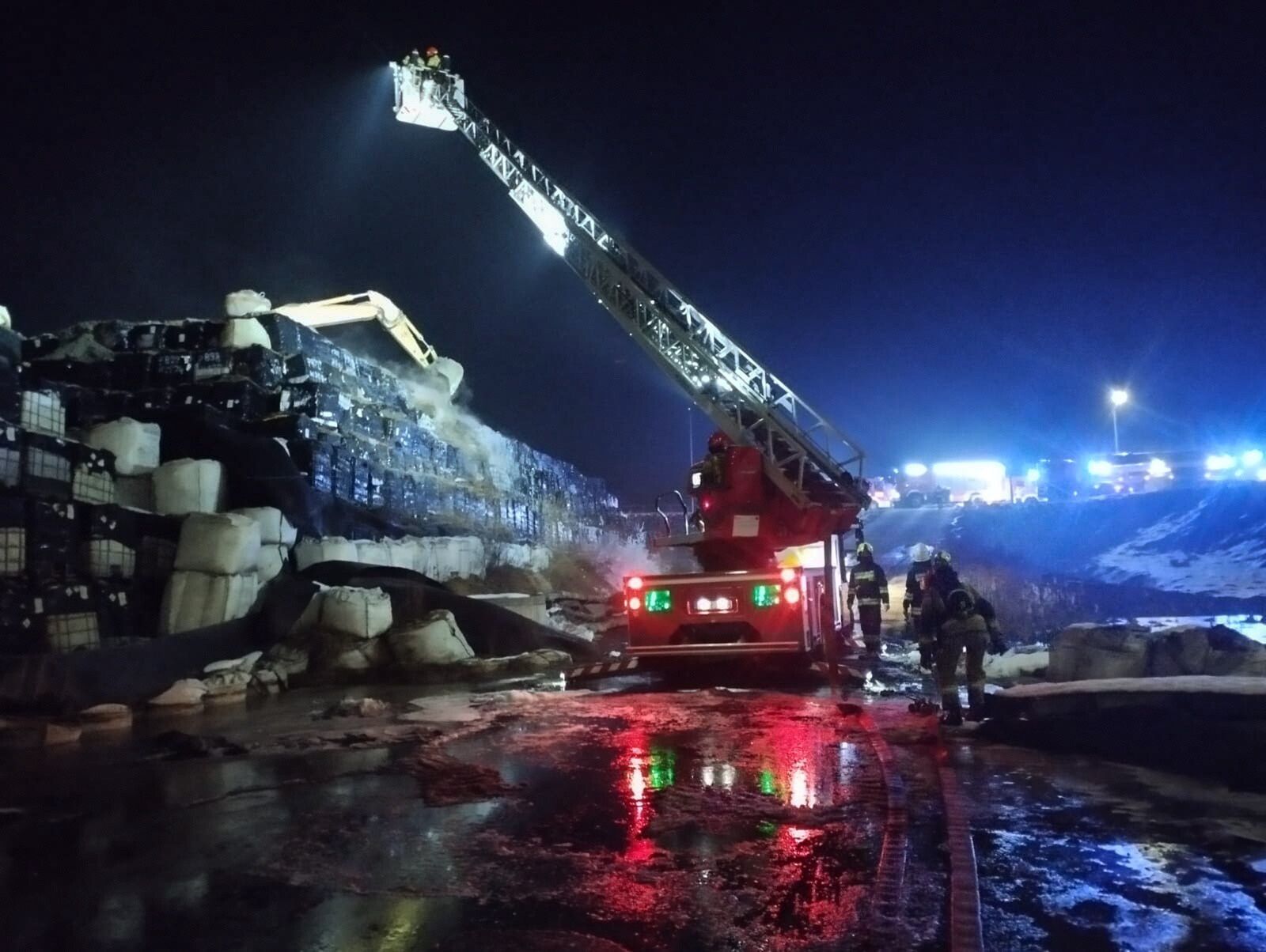 Pożar składowiska odpadów w Płoszowie koło Radomska