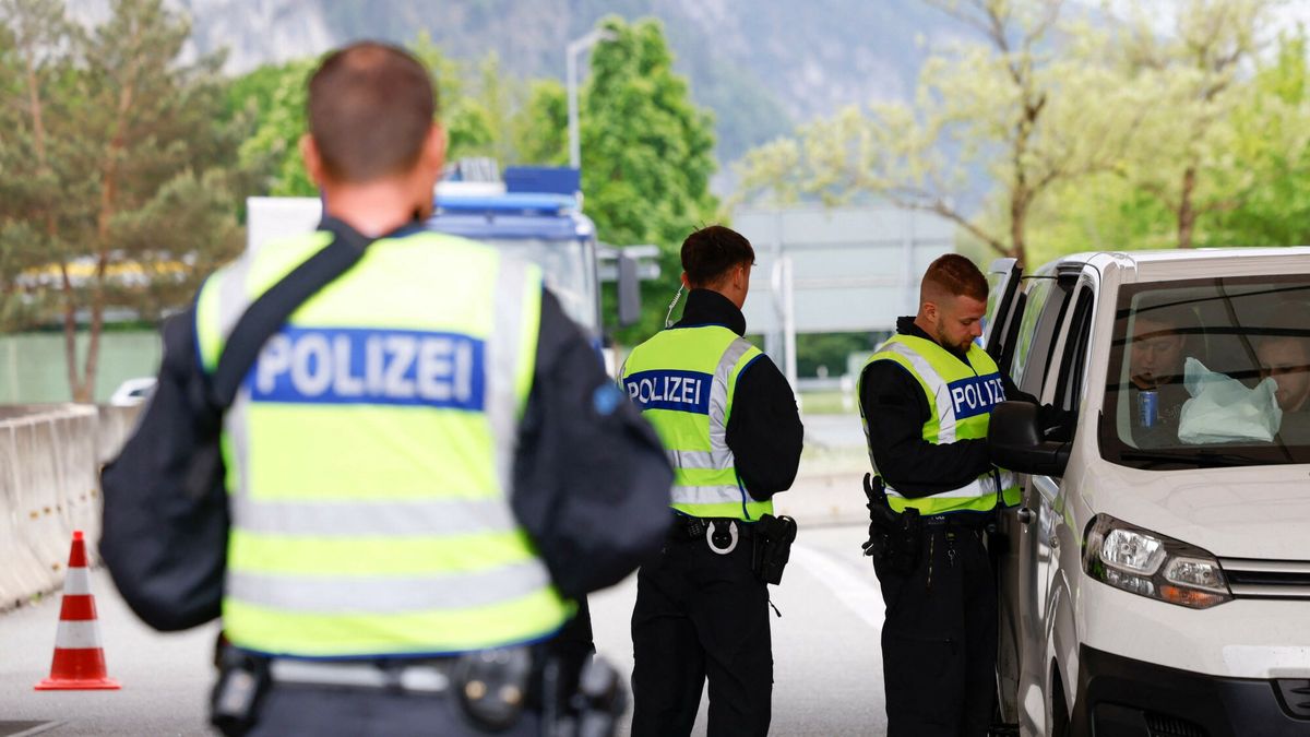 Kontrole na granicy austriacko-niemieckiej
The German federal police controls vehicles coming into Germany from Austria at the border control station Kiefersfelden, southern Germany, on May 15, 2025. Germany's new government has stepped up its border police and ordered officers to reject undocumented migrants including asylum seekers, Interior Minister Alexander Dobrindt said. (Photo by Michaela STACHE / AFP)
MICHAELA STACHE