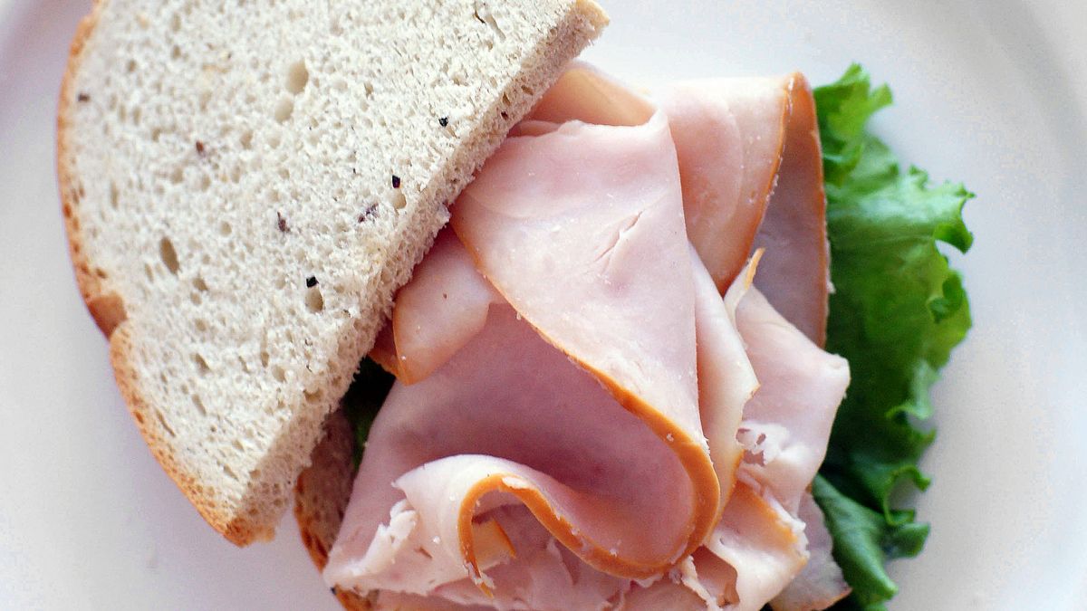 Wędzone mięso z indyka (jasne lub ciemne) ze skórą, bez kości