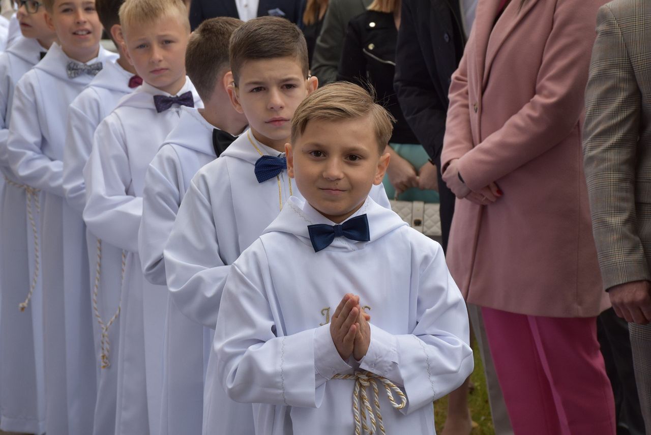 Uroczysta Pierwsza Komunia Święta w Nowym Tomyślu. Dzieci po raz pierwszy przyjęły Eucharystię