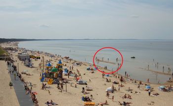Ujęcia z plaży w Międzyzdrojach. Turyści już poczuli lato
