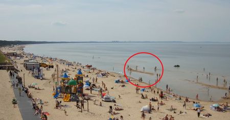 Ujęcia z plaży w Międzyzdrojach. Turyści już poczuli lato